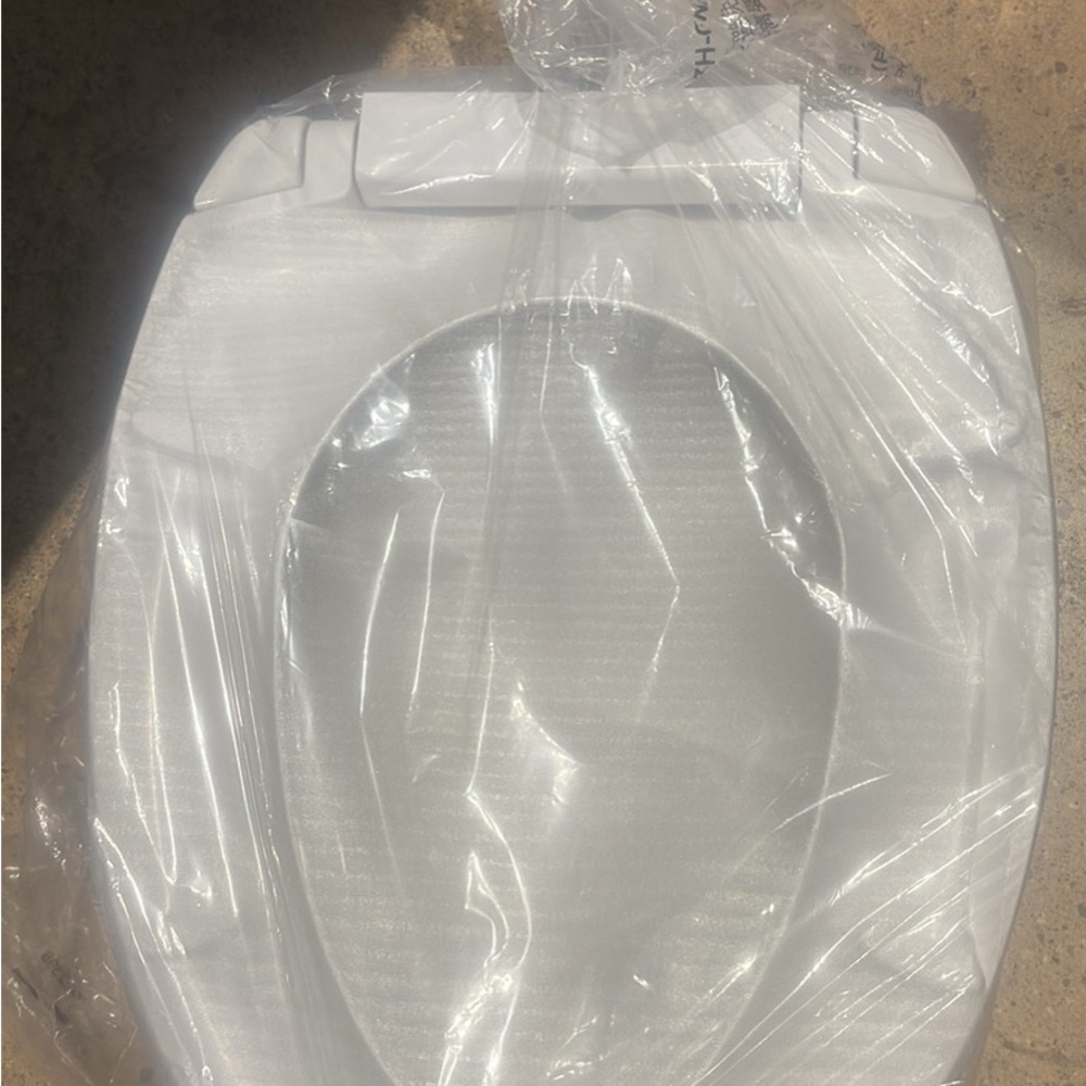 Toto SoftClose Elongated Closed Front Toilet Seat ,Cotton White, Model #SS154-01 - Picture 3 of 4